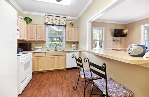 Demere Park Condo | Location: WALK to BEACH, Village & PIER! 2 POOLS