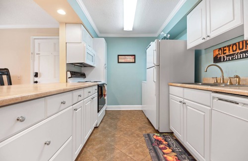 Demere Park Condo | Location: WALK to BEACH, Village & PIER! 2 POOLS