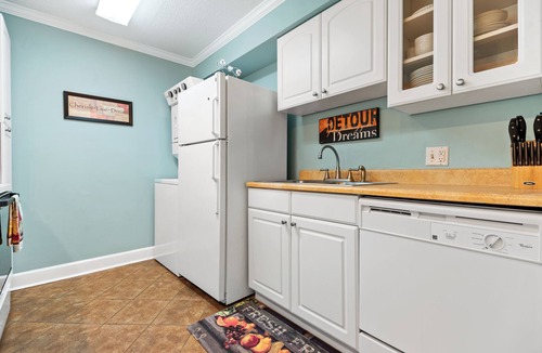 Demere Park Condo | Location: WALK to BEACH, Village & PIER! 2 POOLS