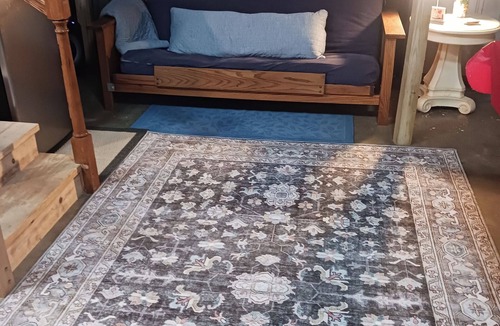 Loretto Apartment | Loft suite with cozy Queen minutes from Makers Mark , Log Still , Gethsamane