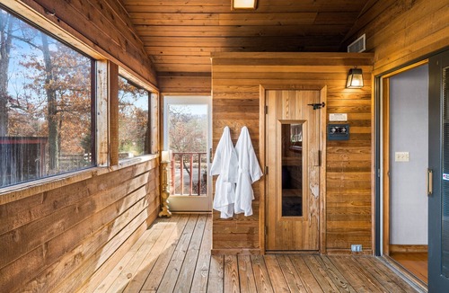 Knoxville Cabin | Log Cabin, UTK/Neyland, Smokies, 16acres, FP, HotTub, Sauna, Fishing, Golf, Pets
