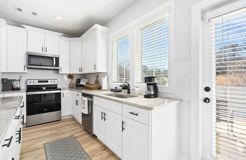 Auburn House | Lonestar on the Plains Designer 3BR Cottage Pet Friendly Close to Campus