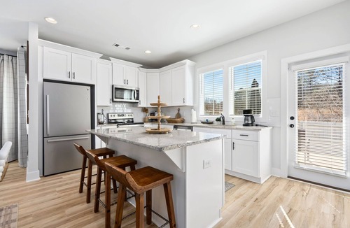 Auburn House | Lonestar on the Plains Designer 3BR Cottage Pet Friendly Close to Campus