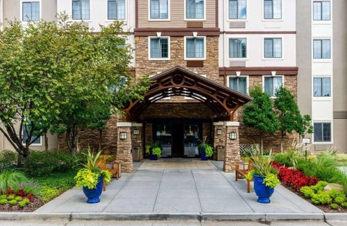 Dunwoody Apartment | Look No More! Contemporary 1BR Suite with Full Kitchen, Pets are Welcome!