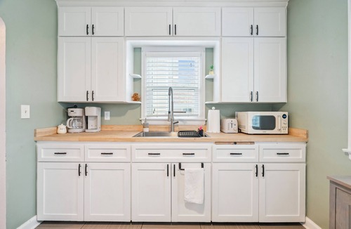 Cedar Rapids House | Lovely 2-bedroom cottage in charming Cedar Rapids