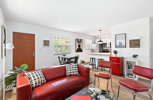 Sailboat Bend Apartment | Lovely 2 BR Condo With Free Parking on Premises