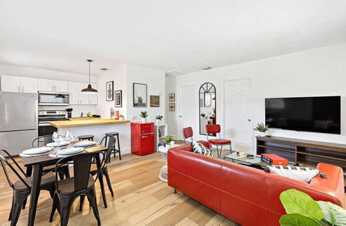 Sailboat Bend Apartment | Lovely 2 BR Condo With Free Parking on Premises