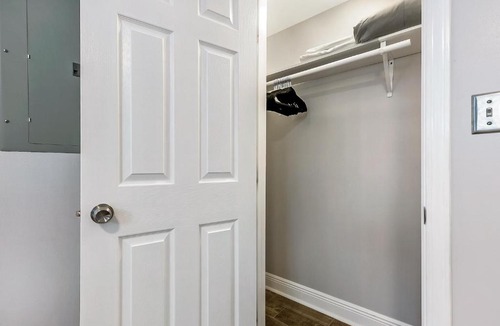 Navarre Apartment | Lovely 2BR next to City Park by Hosteeva