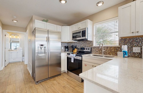 Navarre Beach Condo | Lovely Condo with Sunset Views & Shared Pool Access, Snowbirds Welcome