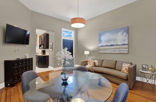 Thomas Square Apartment | Lovely Thomas Square Condo with Shared Porch