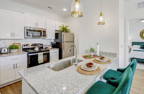 Northside Apartment | Lush Emerald Nr JAX INT Airport & Shopping