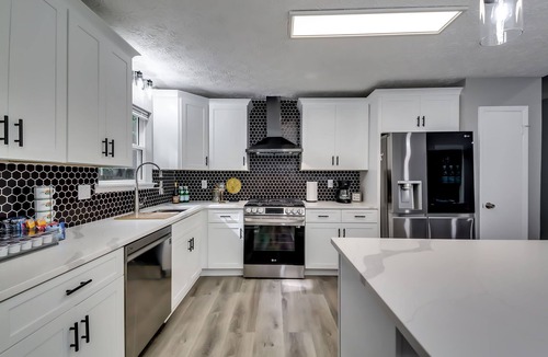 Johns Creek House | Lux 4BR Retreat: 86" Smart TV, 3BT, Deck & Grill in Alpharetta