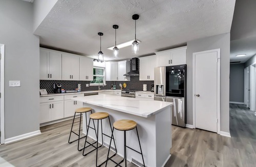 Johns Creek House | Lux 4BR Retreat: 86" Smart TV, 3BT, Deck & Grill in Alpharetta