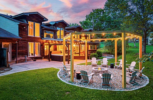 Versailles House | Luxe Bourbon Trl~Game Rm~Golf Sim~Hot Tub~Fire Pit