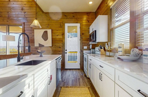 Sevierville Cabin | Luxe Lakefront Home, Sleeps 8・Private Pool・Hot Tub