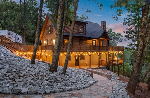Greenville Cabin | Luxe Mountain getaway only 15 minutes from the city!