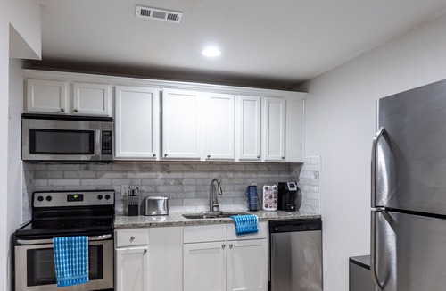 Dacula House | Luxe suite w/ a ★Full Kitchen★ Private Entrance ★Netflix ★W/D