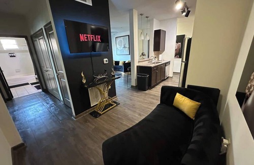 Westside Apartment | Luxurious King & Queens Den - King Bed - Fireplaces