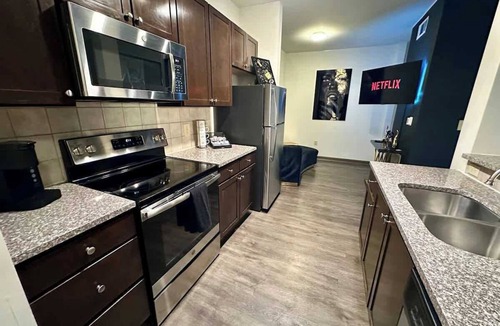 Westside Apartment | Luxurious King & Queens Den - King Bed - Fireplaces