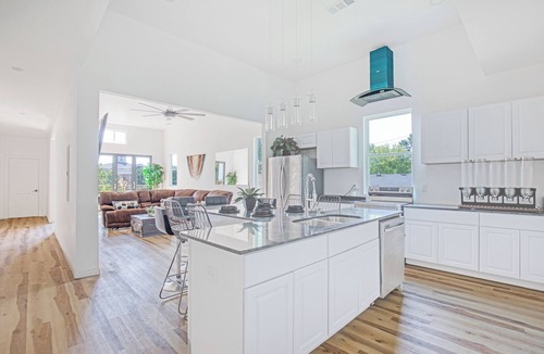 East Lake House | Luxury 10 Room Home with Huge Rooftop In ATL near Zoo,Aquarium,Stadium, and more