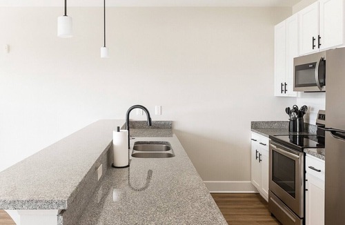 Glen Iris Apartment | Luxury 2BR Condo | Steps from UAB Campus 56