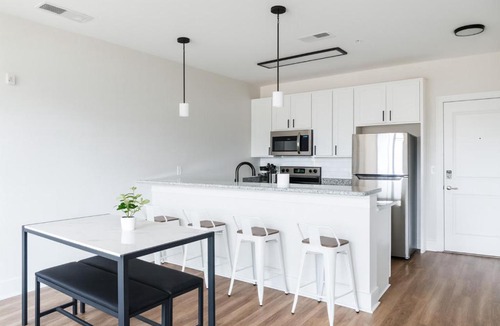 Glen Iris Apartment | Luxury 2BR Condo Steps from UAB Campus 4th
