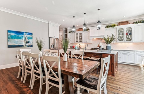 Folly Field House | Luxury 2nd Row Home, Chefs Kitchen, Pool, Free Golf, Great for Entertaining