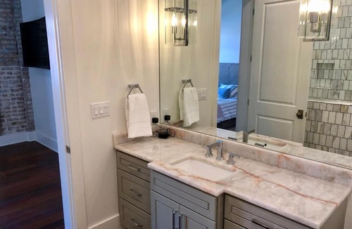 Central Business District Apartment | Luxury 3BD/3.5Bath Full Floor - Prvt Elevator/Grocery/Superdome/Streetcar/Dining