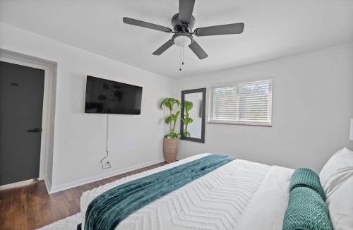 Westwood Villa | Luxury 5BR Cincinnati, Sleeps 12, Crib, Home Gym, Fenced Backyard