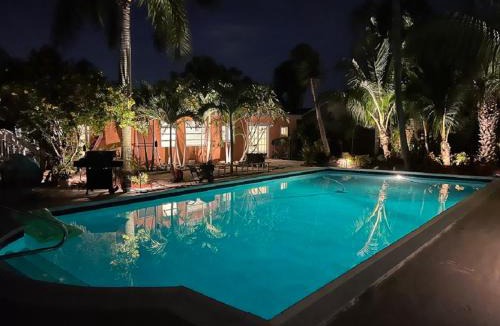 Boynton Beach House | Luxury 8BR Entire Mini-Resort with Heated Pool, Tiki Bar - Tropical Paradise Near Beach!
