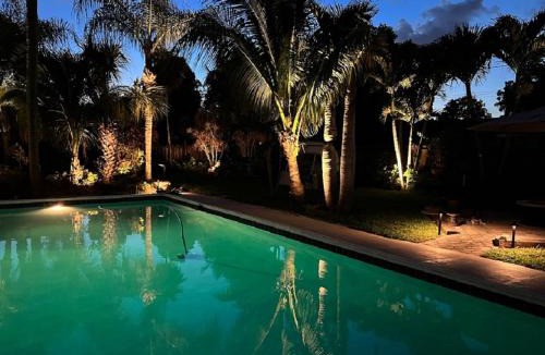 Boynton Beach House | Luxury 8BR Entire Mini-Resort with Heated Pool, Tiki Bar - Tropical Paradise Near Beach!