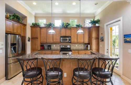Cearra Del Ray Villa | Luxury Cearra Del Ray Townhome Seconds to Beach 2-Car Garage