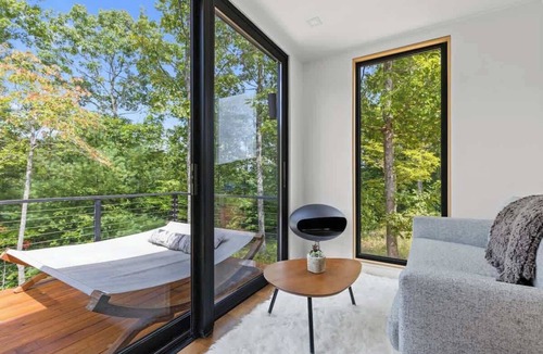 Young Harris Apartment | Luxury Container | Fire Pit Sauna & Pool Access