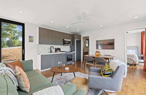 Young Harris Apartment | Luxury Container | Retreat In Bloom Pool Sauna
