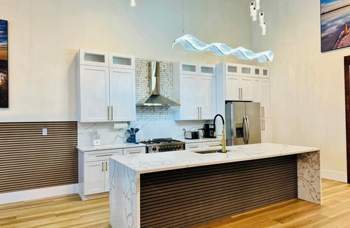 Alexander City House | Luxury Downtown Home 4BR 5 Bath Sleeps 10. Near Lake Martin