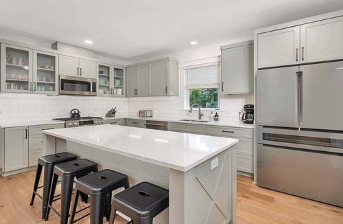 King City House | Luxury East Beach Cottage Steps to Beach Access | Twin Oaks St. Simons Island