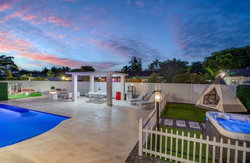 Cutler Bay Villa | Luxury Escape: Pool, Hot Tub, Gym and More! by RedAwning