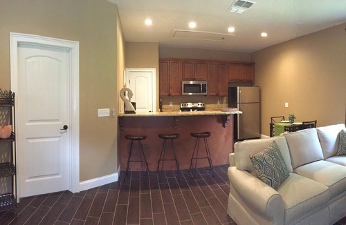 Lakeland House | Luxury Guest House at the Manor w Resort Style Pool Access