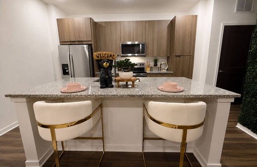 Church Street Apartment | Luxury King Suite Beauty Room Infinity Game Table Near Hospital & ATL