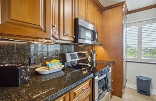 Jupiter Condo | Luxury, Lake & Sunset Views, pool, 1/2mi to beach!