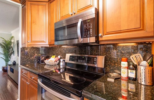 Jupiter Condo | Luxury, Lake & Sunset Views, pool, 1/2mi to beach!