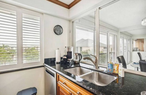 Jupiter Condo | Luxury, Lake & Sunset Views, pool, 1/2mi to beach!