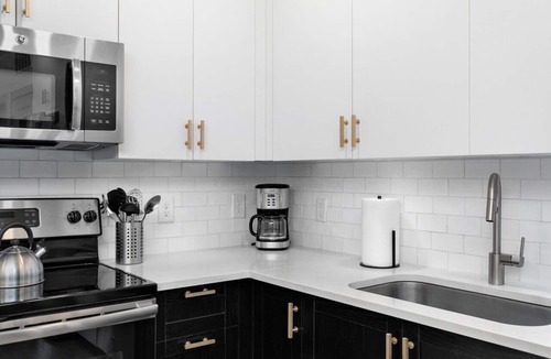 Forest Park Condo | ~ Luxury Living: 2BR near Downtown Spots! ~