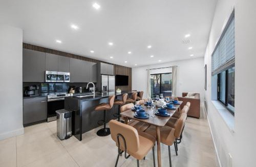 Allapattah House | Luxury Miami Duplex - Sleeps 36 - 2 Hot Tubs