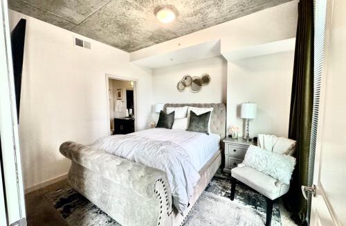 Old Fourth Ward Apartment | Luxury Midtown Skyline Retreat