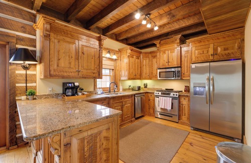 Franklin Cabin | Luxury Mountain Retreat w/Hot Tub in Franklin!