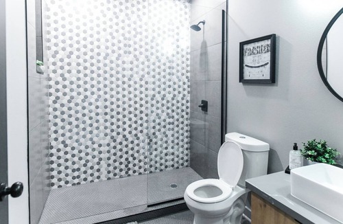 Dillard House | Luxury NOLA 2 bedroom Canana! Free Parking & Free Wifi! 6min to Bourbon Street!