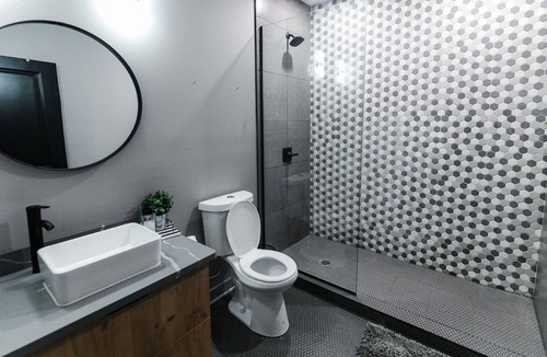 Dillard House | Luxury NOLA 2 bedroom Canana! Free Parking & Free Wifi! 6min to Bourbon Street!