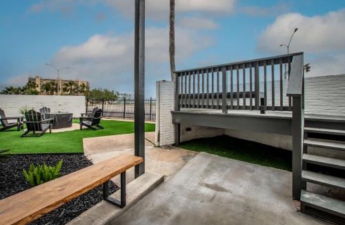 Del Mar House | Luxury on Ocean Drive - Sleeps 28