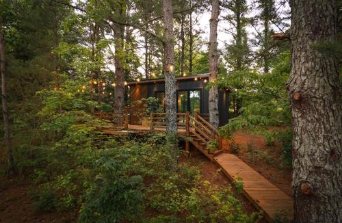 Guntersville House | Luxury tiny cottage with deck hammock and hot tub!